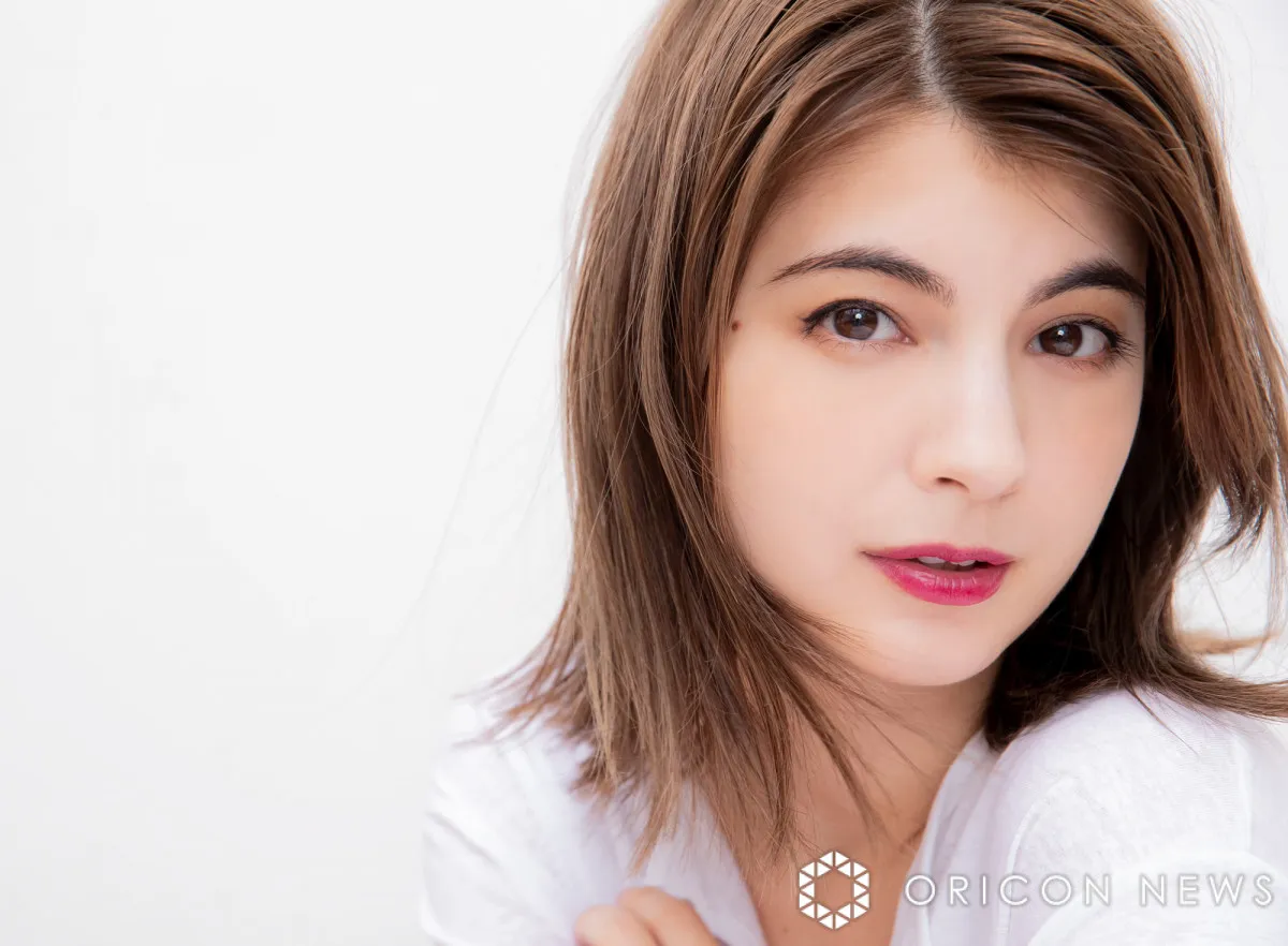 「刺激が強すぎ」マギー、水着が透けるワンピース姿　“美尻”強調のバックショットに「色っぽい」「セクシー」