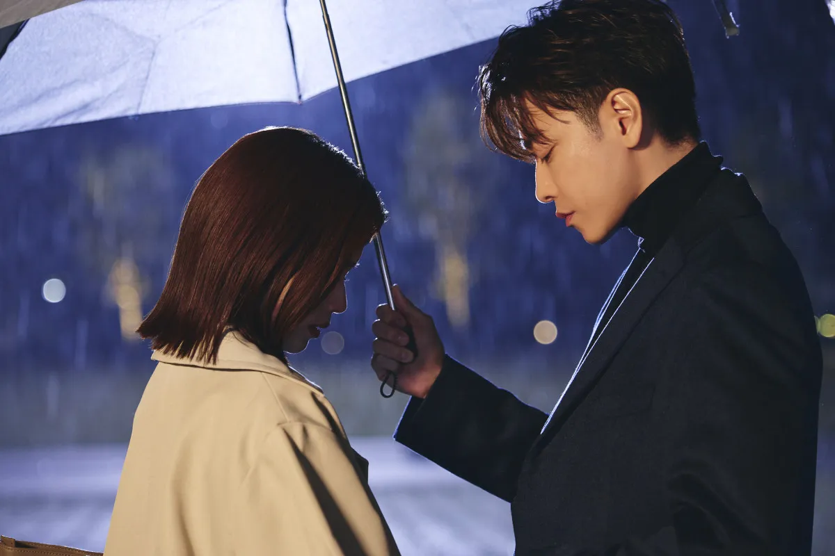 小芝風花“美紗”＆佐藤健“亘”が距離を縮め…白石聖“麗奈”はいら立つ『私の夫と結婚して』第5話場面カット公開