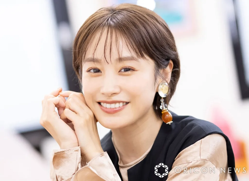 高橋愛、夫・あべこうじと本を見つめる2ショット&“驚く”表情を合わせた写真も