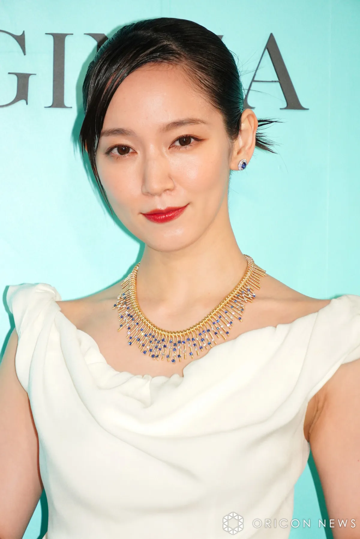 吉岡里帆、“完全にスター”なお正月事情告白　胸元にはジュエリーの輝き