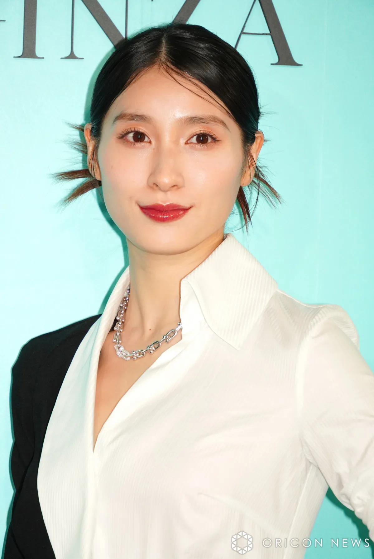 土屋太鳳、スリットドレスから美脚チラリ　報道陣に気遣いも