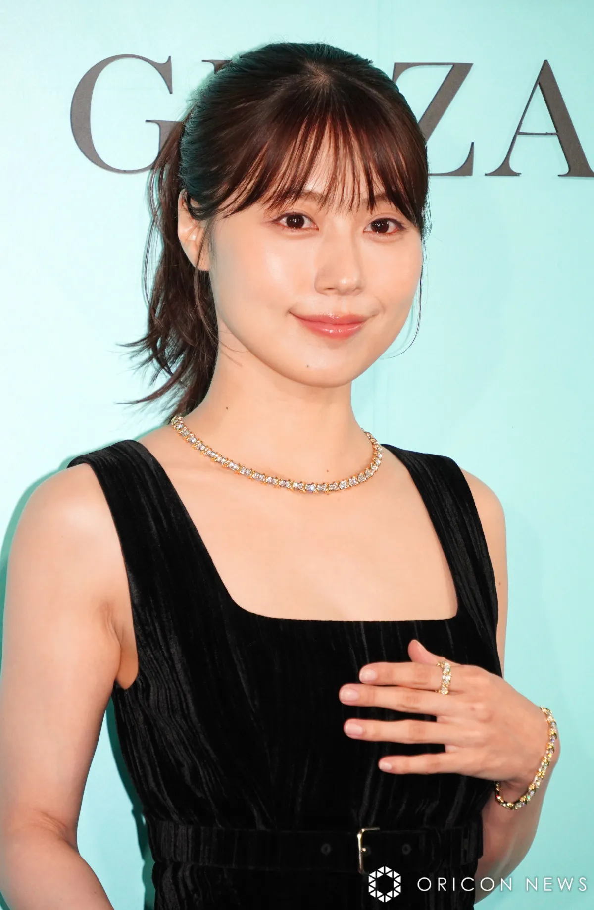 有村架純、ポニーテール×ドレスで美背中大胆披露　凛とした美しさ放つ