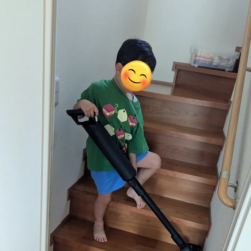 4歳男児がまるで「主夫……?」友達が遊びに来るから“掃除機がけ” いつものことなのか父親に聞いた