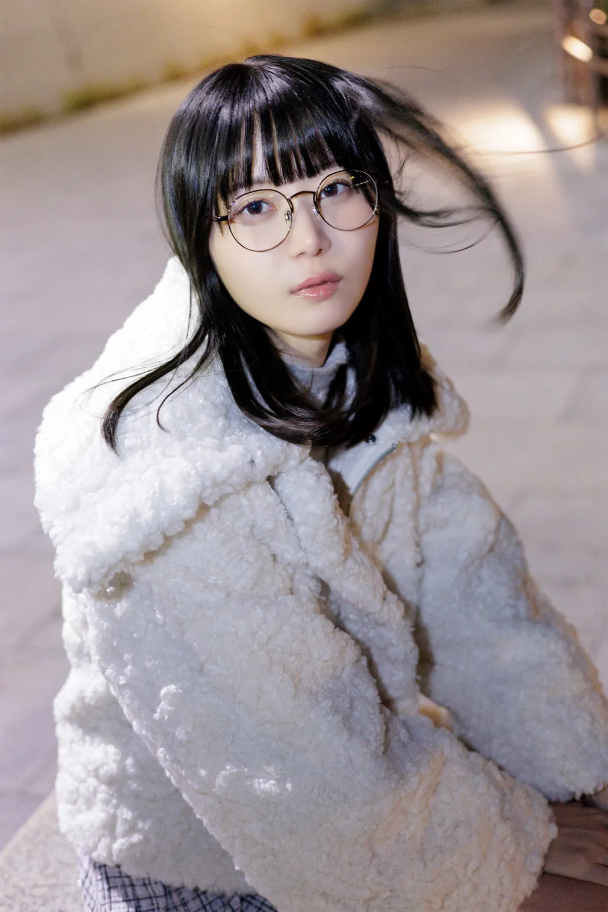 YouTuberいけちゃん、眼鏡の奥からドキリな視線　“自由奔放”な魅力が詰まったグラビア公開