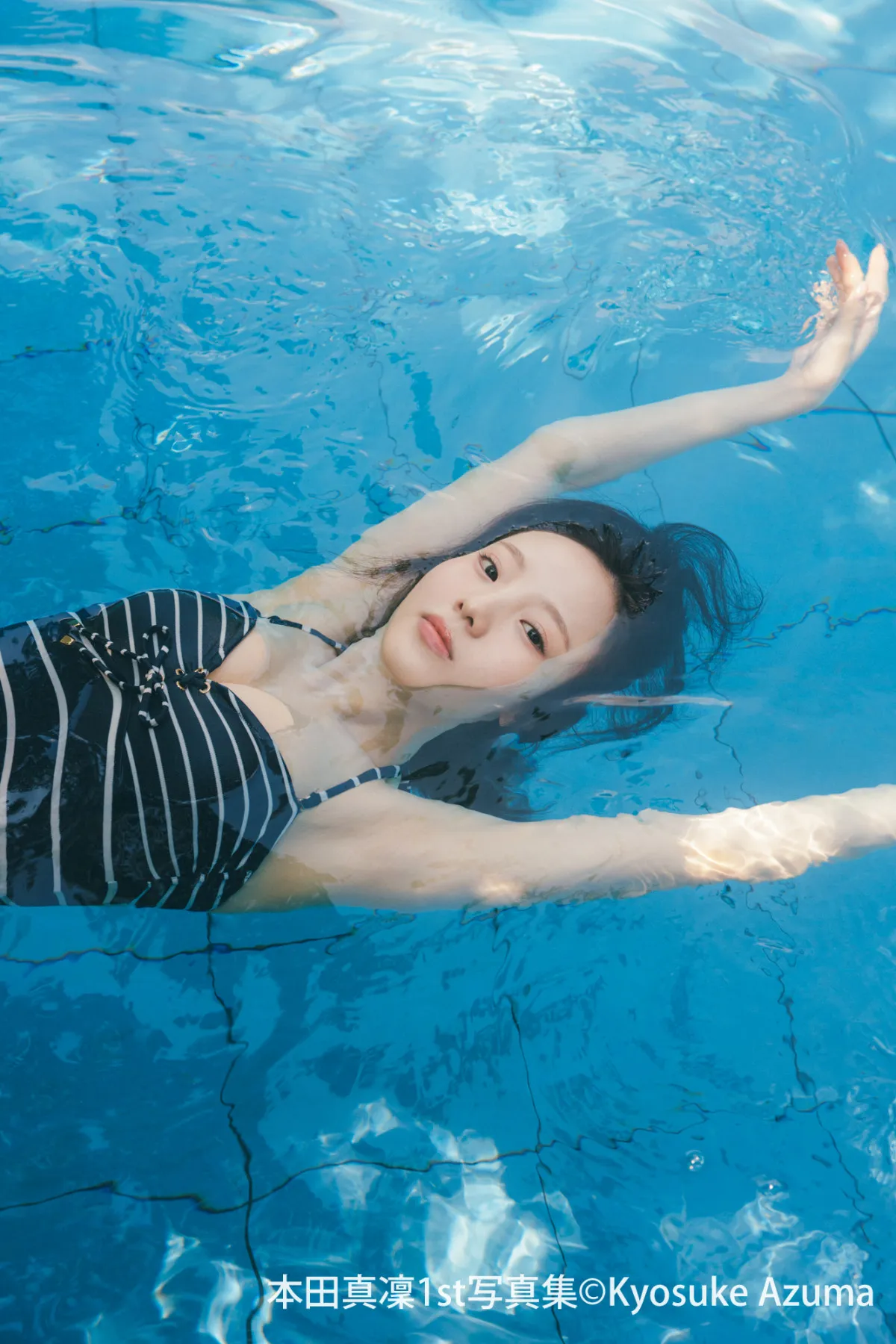 本田真凜、プールで優雅にたゆたう 1st写真集で“美背中”披露のバレエシーンも