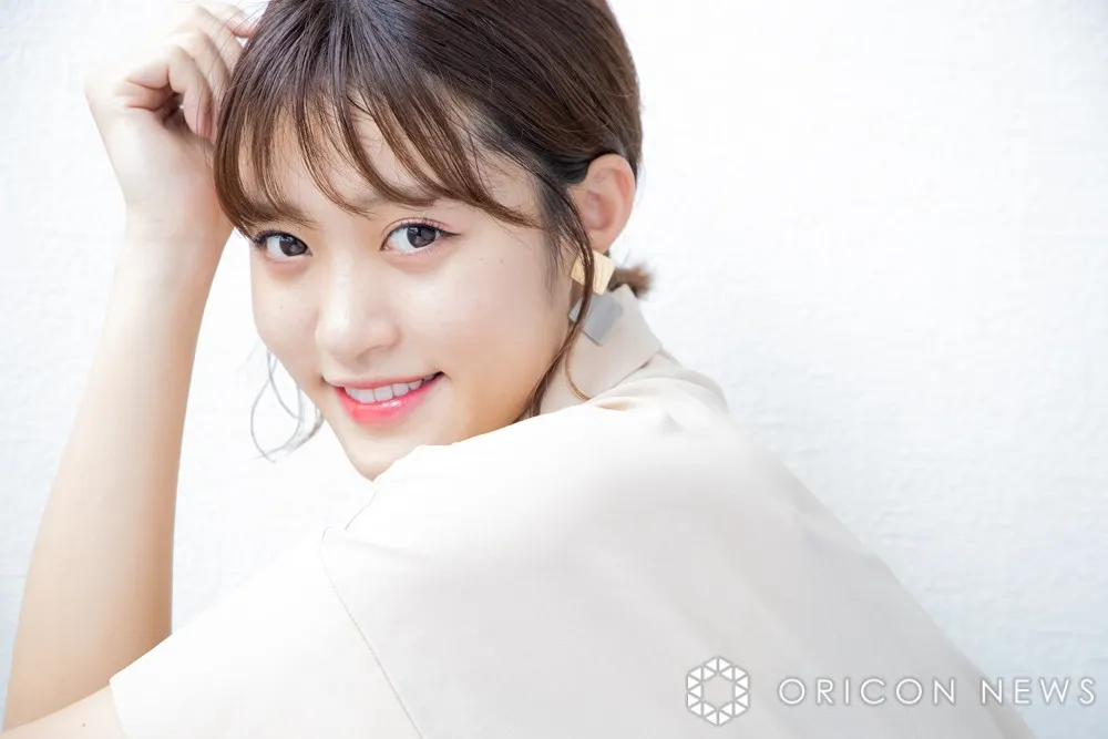 王林、真っ赤な水着で“夏はじめました”　眉毛整え「すっぴんでも、ずっとかわいくいられるように」