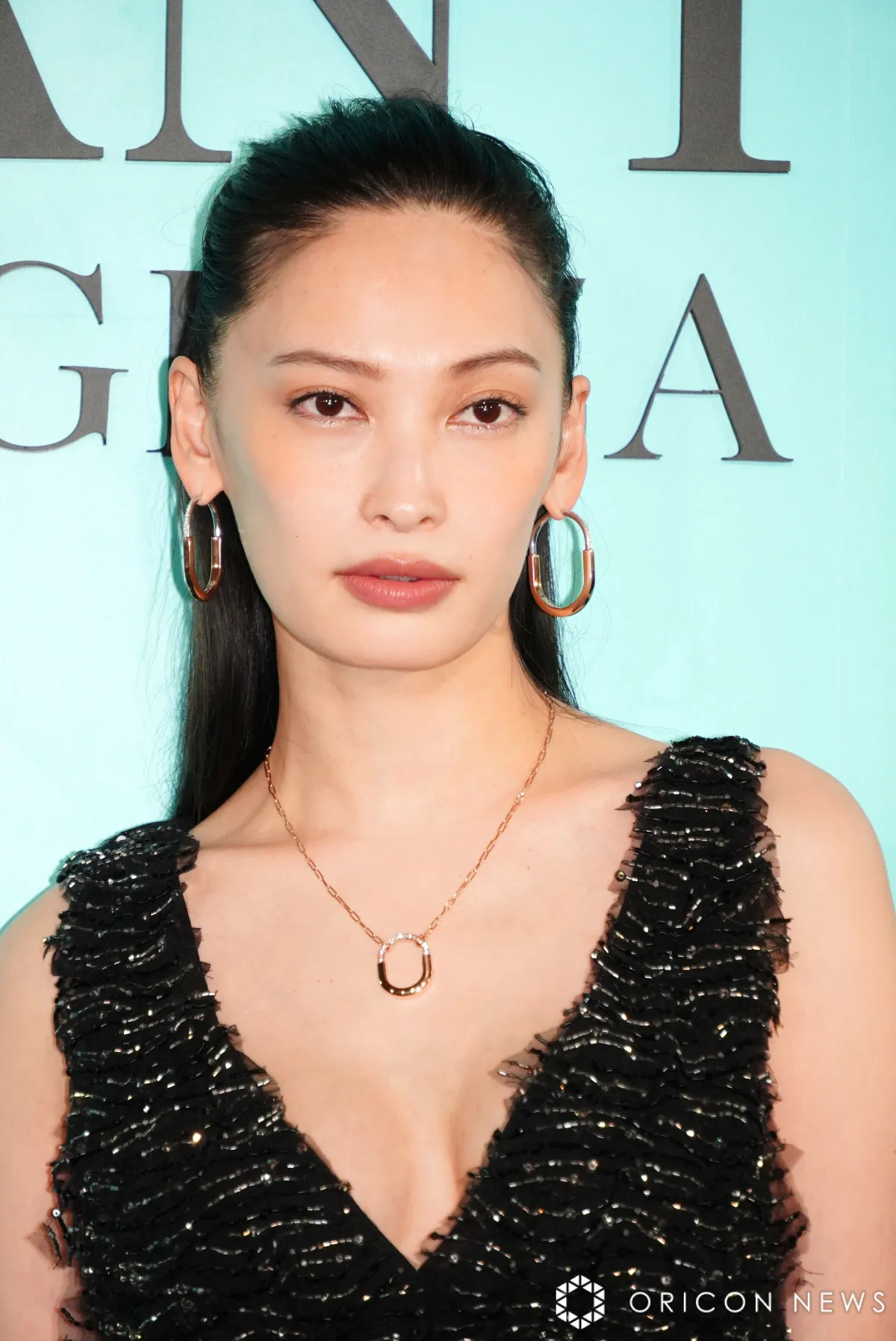 大政絢、洗練ブラックドレスで大人の色香放つ　大胆スリットで美脚＆美デコルテ披露