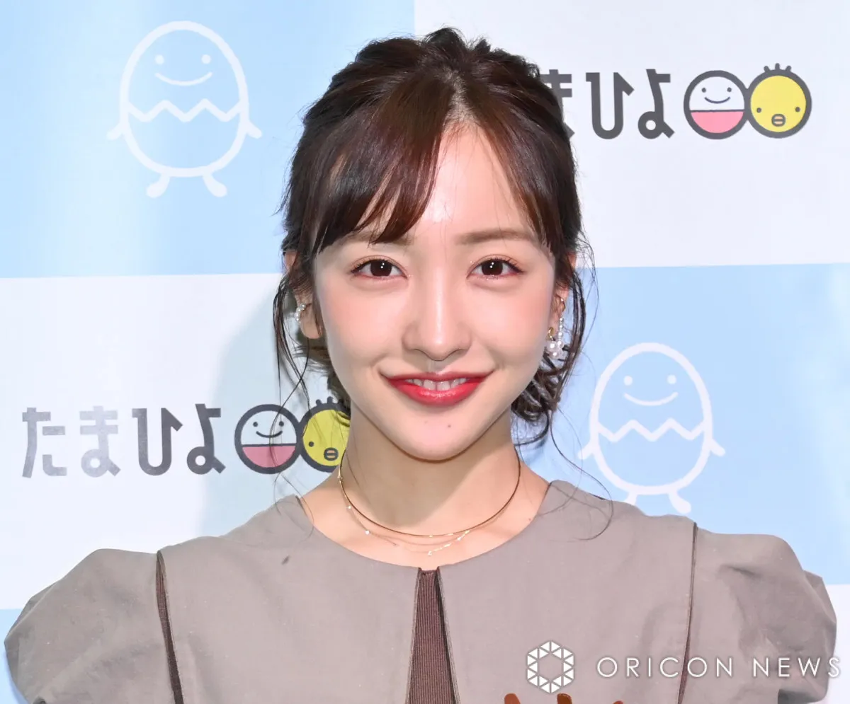 板野友美、大胆スリットから美太もも＆美脚あらわ　キャミドレスで美スタイル披露「7枚目がイケてる！」