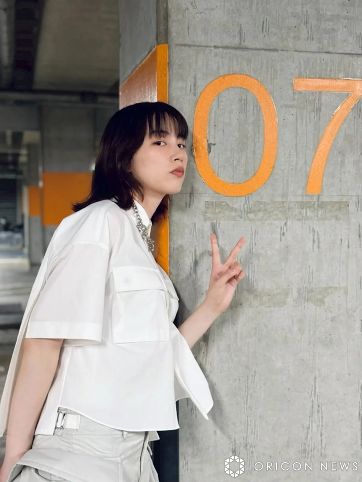 のん、太もも大胆ショット　ショートパンツで魅せる美脚コーデに反響「クールでかわいすぎ」