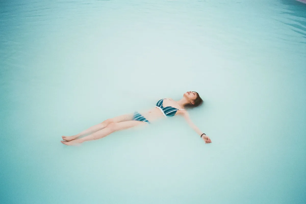 長濱ねる、8年ぶり写真集　水着姿の“温泉ぷかぷか”ショット「心地よかったです」