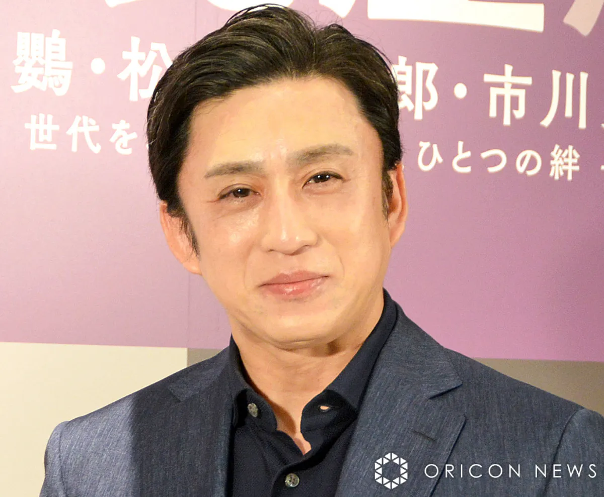松本幸四郎、妻＆長男・市川染五郎との“家族3ショット”が「素敵」「そっくり」と反響　妻・藤間園子さんがパネル前で撮った記念写真を紹介