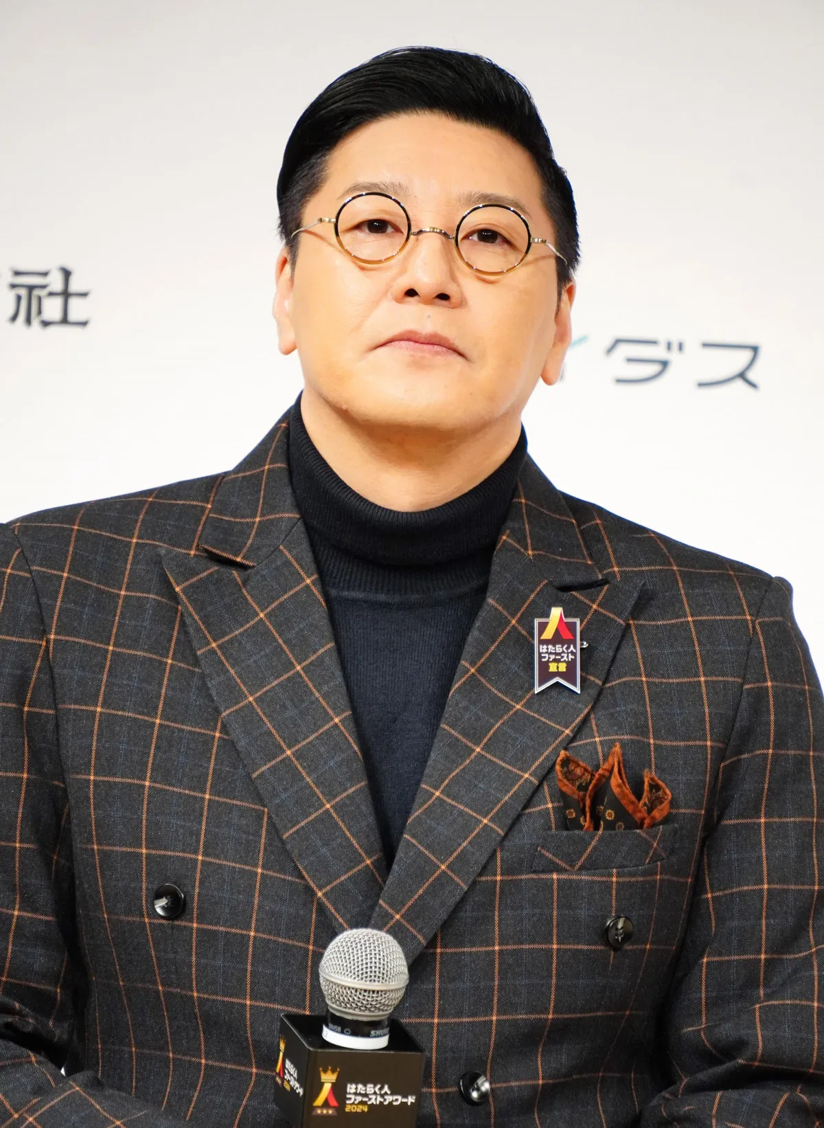 チョコプラ長田、“推し”との共演を報告「推しと仕事！推仕事！」　“両肩に推し”ショットに反響「すてき」