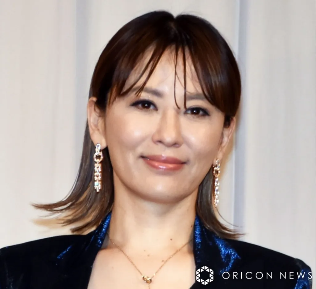 鈴木砂羽、52歳の“ガチ水着姿”を披露「写真集出せそう」「スタイルいい」「アラフィフに全く見えない」