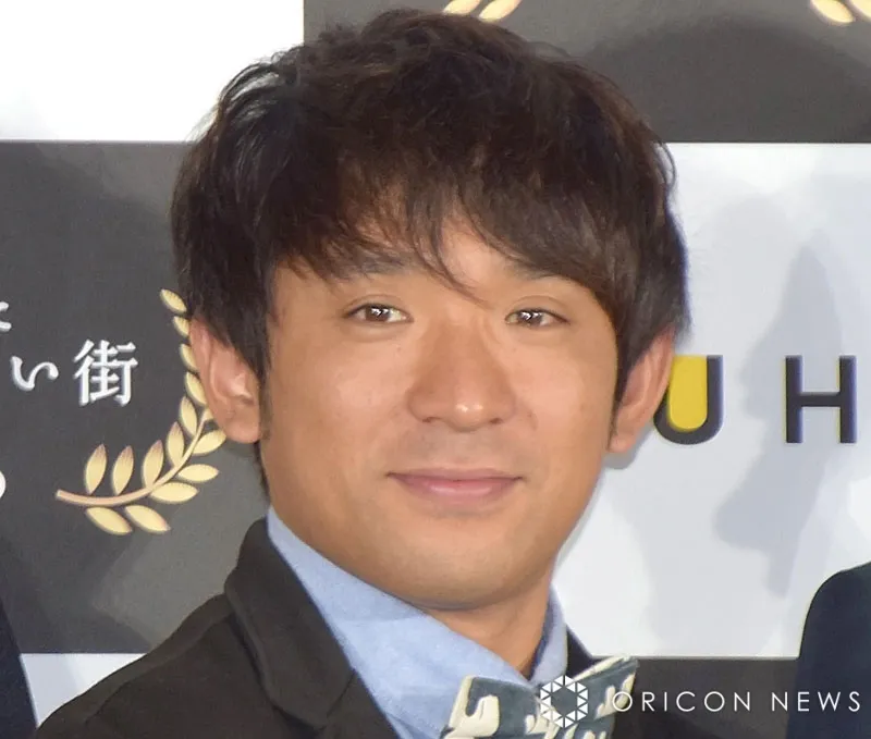 「エモいな…！」アルピー酒井、39年前の家族写真との比較ショット「めちゃくちゃいい写真」「パパそっくり笑」