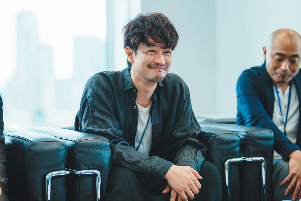 竹財輝之助、新連ドラでまたもクセツヨ…“売れっ子俳優・深山新之助”姿が公開　『朝山家』今夜第2話