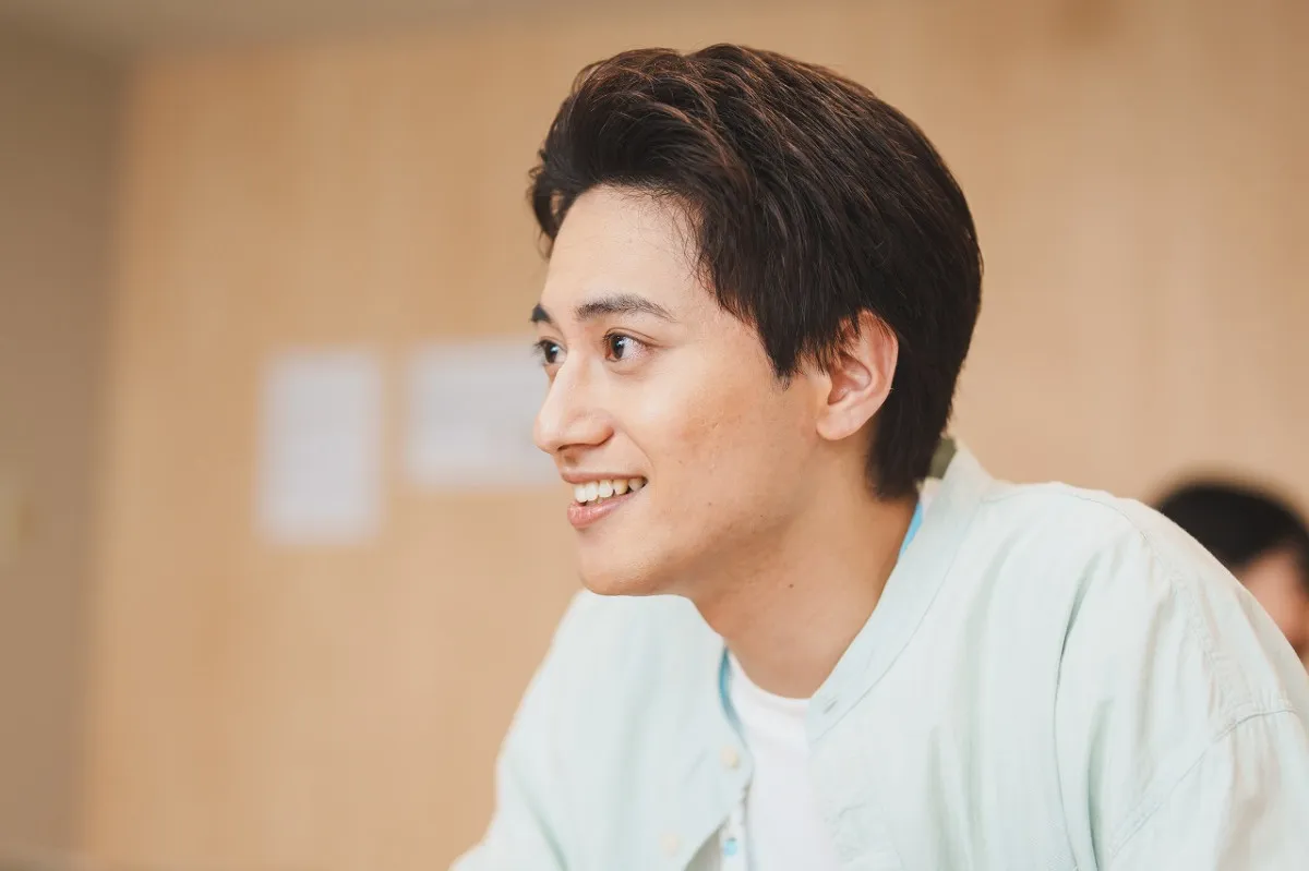 Aぇ! group小島健、“先生”として小6の心を解きほぐす姿が公開　『朝山家』今夜第2話