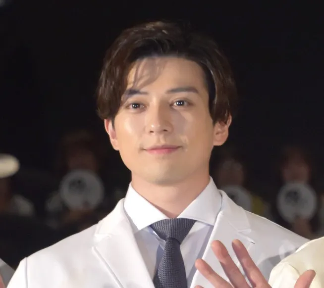 新田真剣佑、松本潤との“2ショット”でボケる「ラブストーリーをぜひお楽しみください」