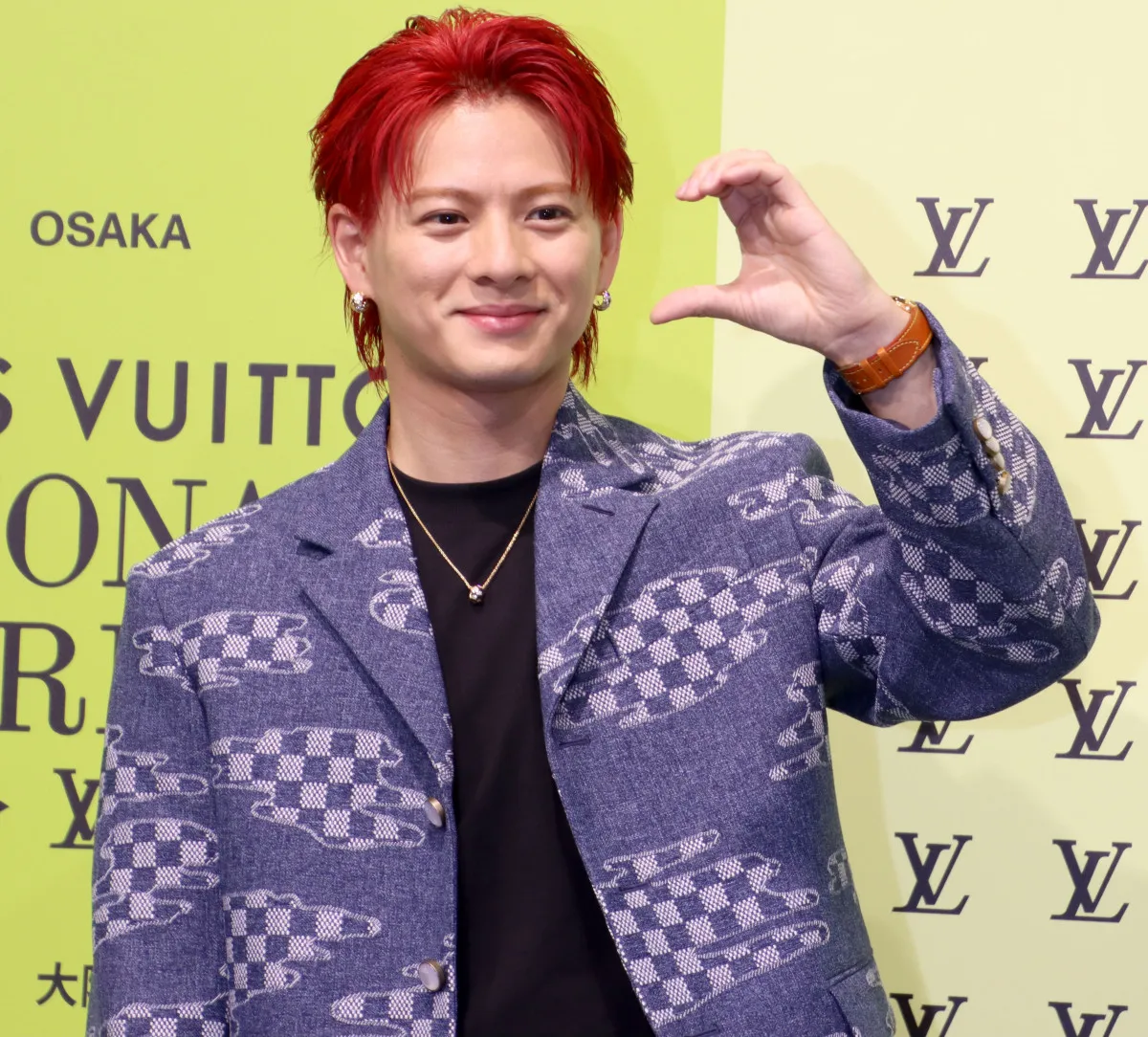Number_i平野紫耀、“ど派手”な赤髪にチェンジ　ルイ・ヴィトンの“雲柄”ジャケット着こなし