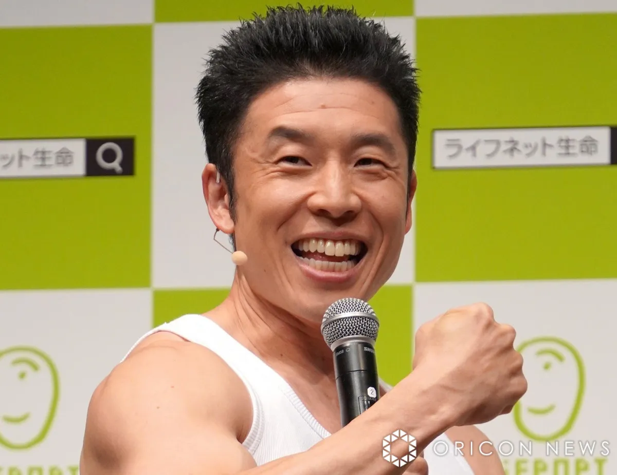 なかやまきんに君、まさかの花柄ワンピ&筋肉美あらわな赤ビキニ姿に反響「おちりがキレイ過ぎる」「かわいいです」 “女性の筋トレ”について持論語る