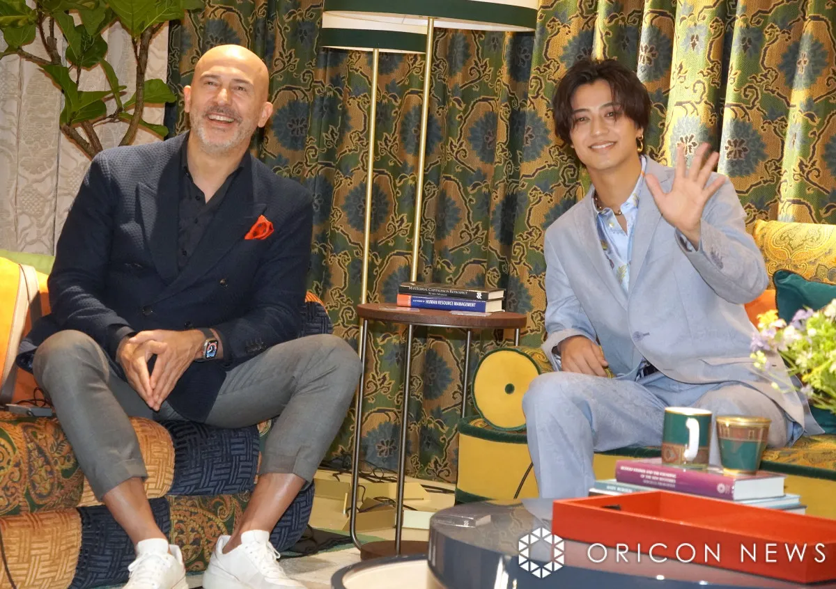 高橋海人、エトロCEO“ファミリー”として歓迎され笑顔「副業はエトロの職員」
