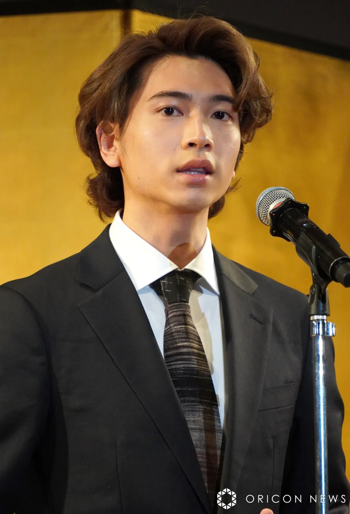 庄司浩平、“姉2人”と3ショット「美男美女の姉弟」「まさかの双子」ドラマ『40までにしたい10のこと』オフショット