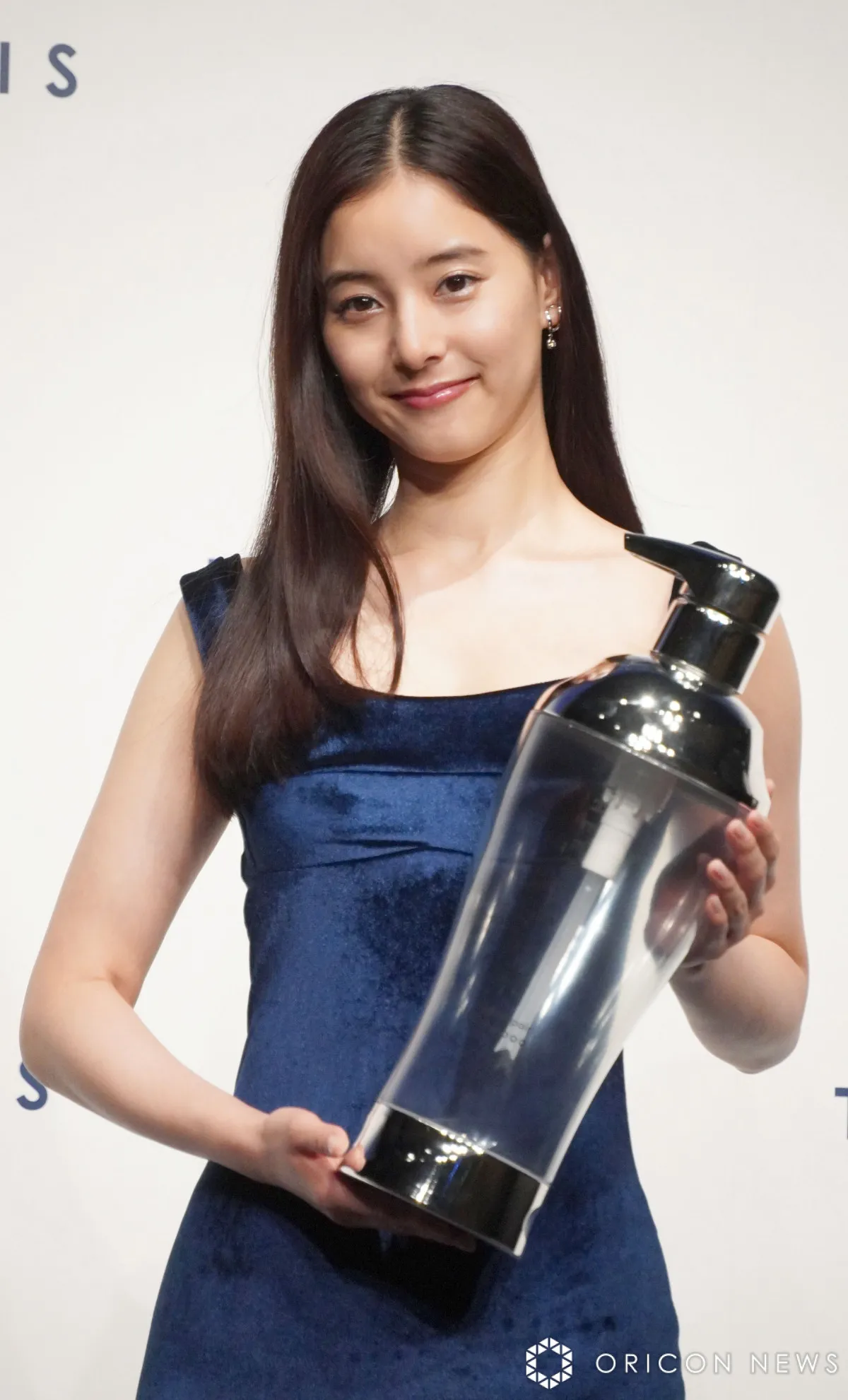 新木優子、美くびれ際立つワンピース姿披露　新CMでは「腹筋プルプル」な状態に