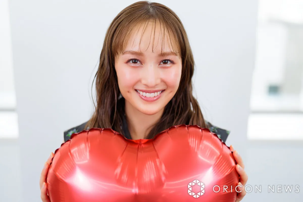ももクロ・百田夏菜子、“へそ出し”コーデで31歳の誕生日を報告「わーんお姫様でかわいい」「可愛すぎてニヤニヤが止まらないよーう」