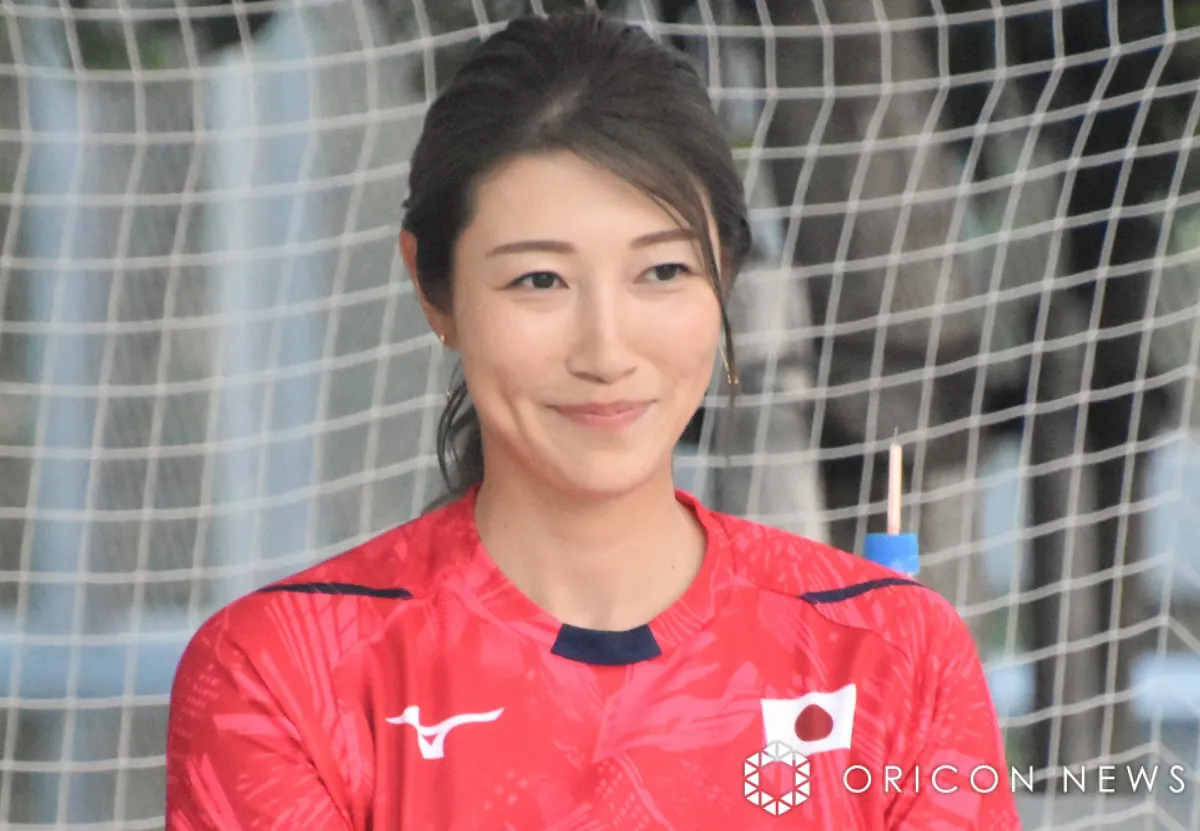 狩野舞子、“同い年アナウンサー”と2ショット「巷で流行りの88ポーズしてみたよ」