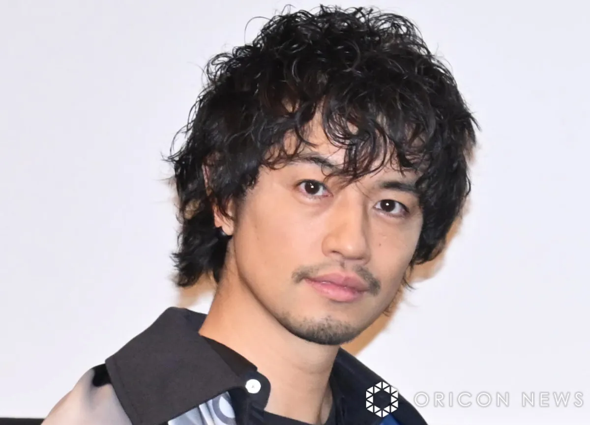 斎藤工、“妻＆娘”との3ショットにドラマファンそわそわ「幸せ新庄家の写真、、、涙」　『誘拐の日』公式SNSが“親子ショット”紹介