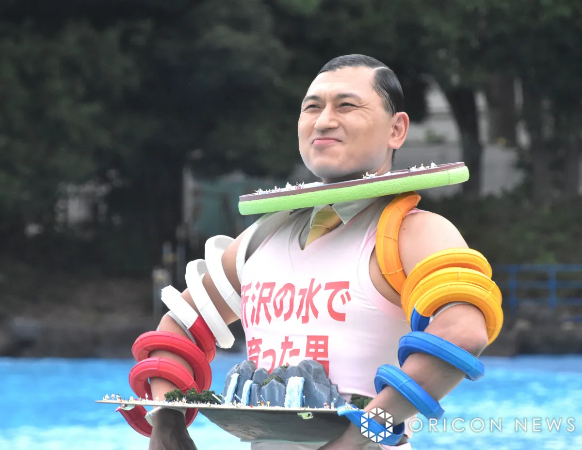 春日俊彰、西武園ゆうえんち“プールの化身”「ケシガです」　“サメ”との遭遇に「スピルバーグ監督！」