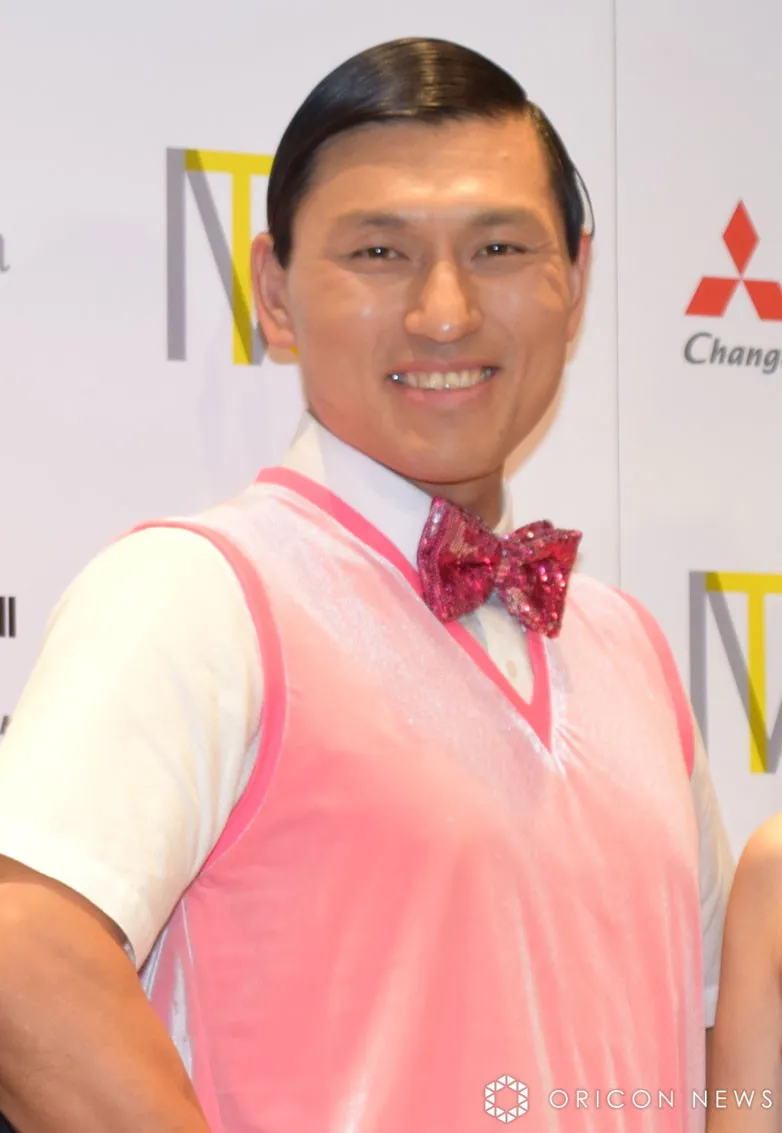 オードリー春日、“妻”と笑顔2ショット「うらやましい」「素敵な美女」…橋本マナミが夫婦役を報告
