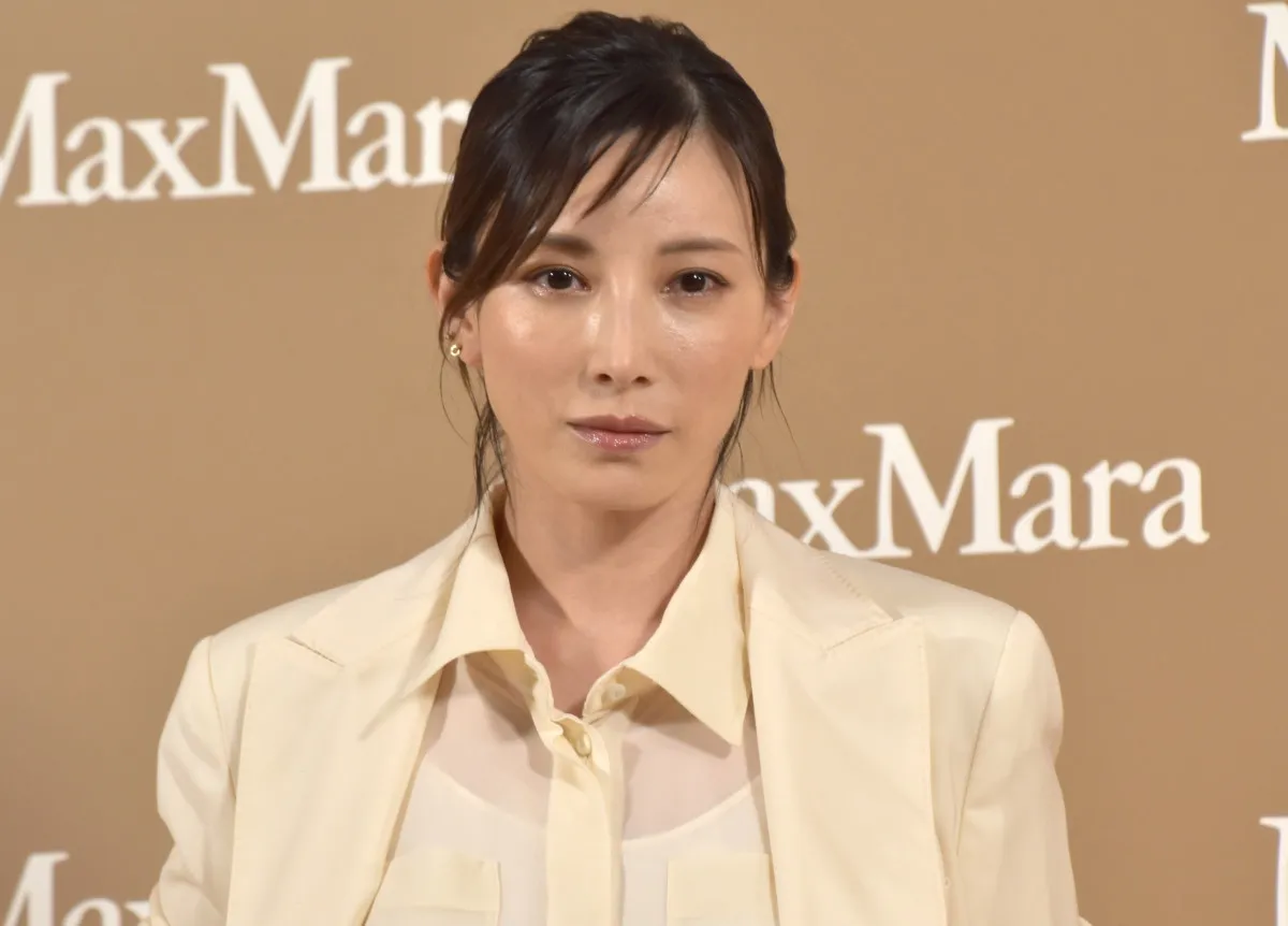 加藤あい、“グラサン”姿のオフショットに反響「イケメンすぎる」「どれもお似合い」