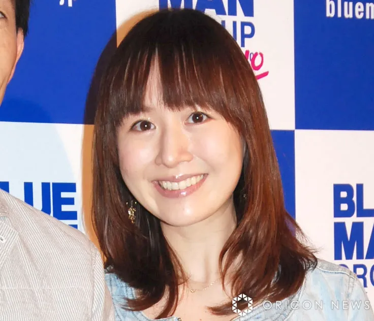 43歳・山川恵里佳、現在の体重を明かす　素肌にバスタオル姿で計量「美しい」「ドキドキの計測だぁ～」　おさると結婚、2児の母