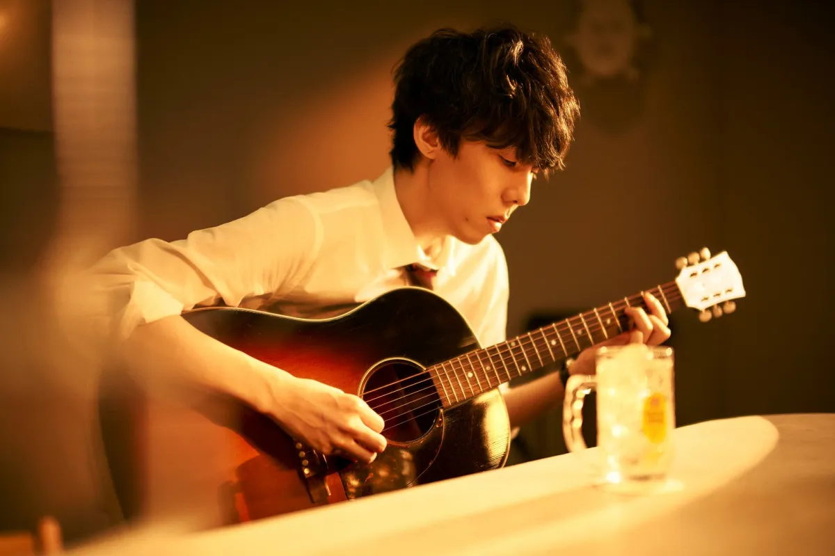 RADWIMPS・野田洋次郎がサントリー『角瓶』新CMに登場　「ウイスキーが、お好きでしょ」を歌唱