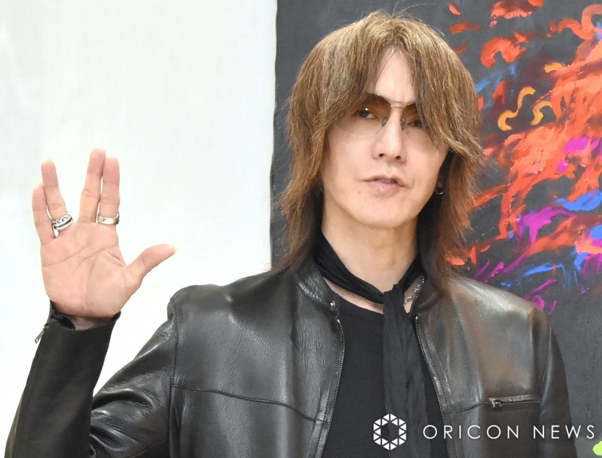 SUGIZO、スケートシューズで“新婚夫婦”と3ショット「本当のご夫婦かと勘違いしそうです」「守りたくなるような笑顔」　アイスショー『氷艶』で共演