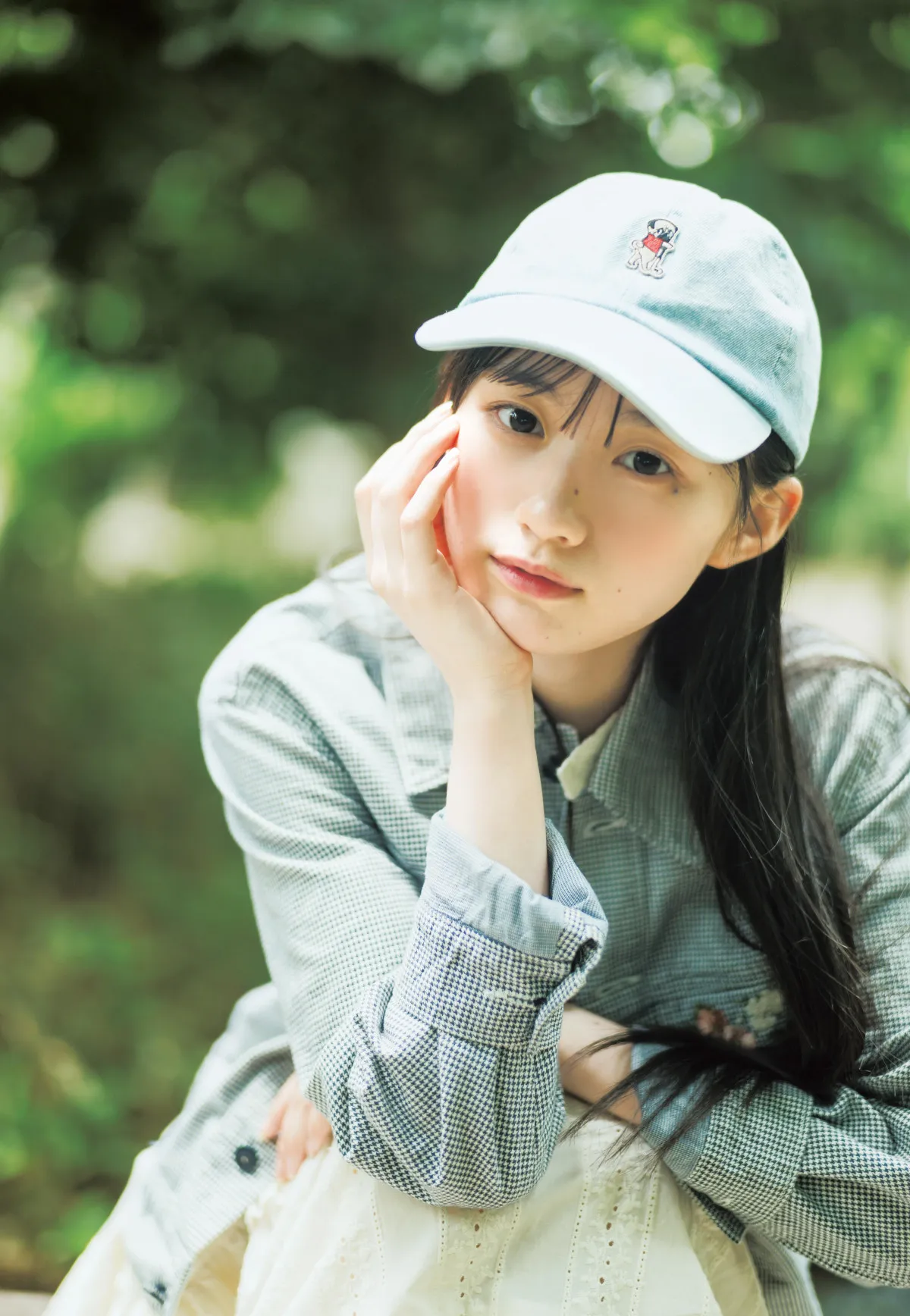 乃木坂46川崎桜、ナチュラルな笑顔で『ヤンジャン』表紙に登場　輝き放つ美脚も