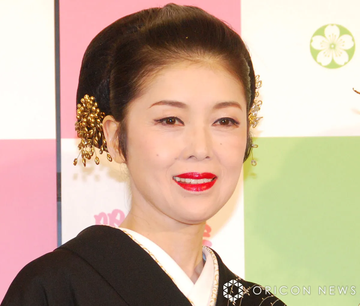 藤あや子「なんでコンサート用のかつらが!?」…キッチンに現れたまさかの“正体”に反響「ハマり過ぎ（笑）」「ありゃまぁ可愛い」