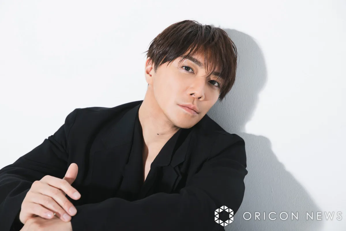 俳優復帰の成宮寛貴、あご＆口ひげ姿のワイルドショット添え“映画撮影”を報告「え、シブかっこいい」「おヒゲのナリくんも憂いがある横顔も素敵」