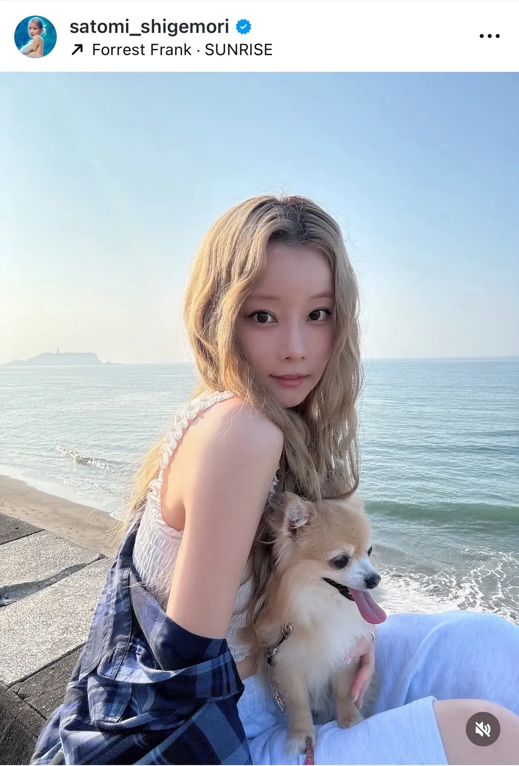 重盛さと美、へそ出し“夏コーデ”の散歩ショットに反響「海のそばにいると美しいマーメイドですね」「めっちゃイケの頃より若返ってない？」
