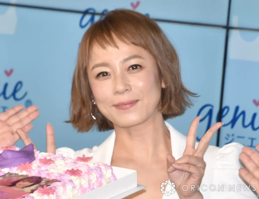 佐藤仁美、友人作の“推しうちわ”を紹介「素晴らしい友人ですね」「幸せですね」