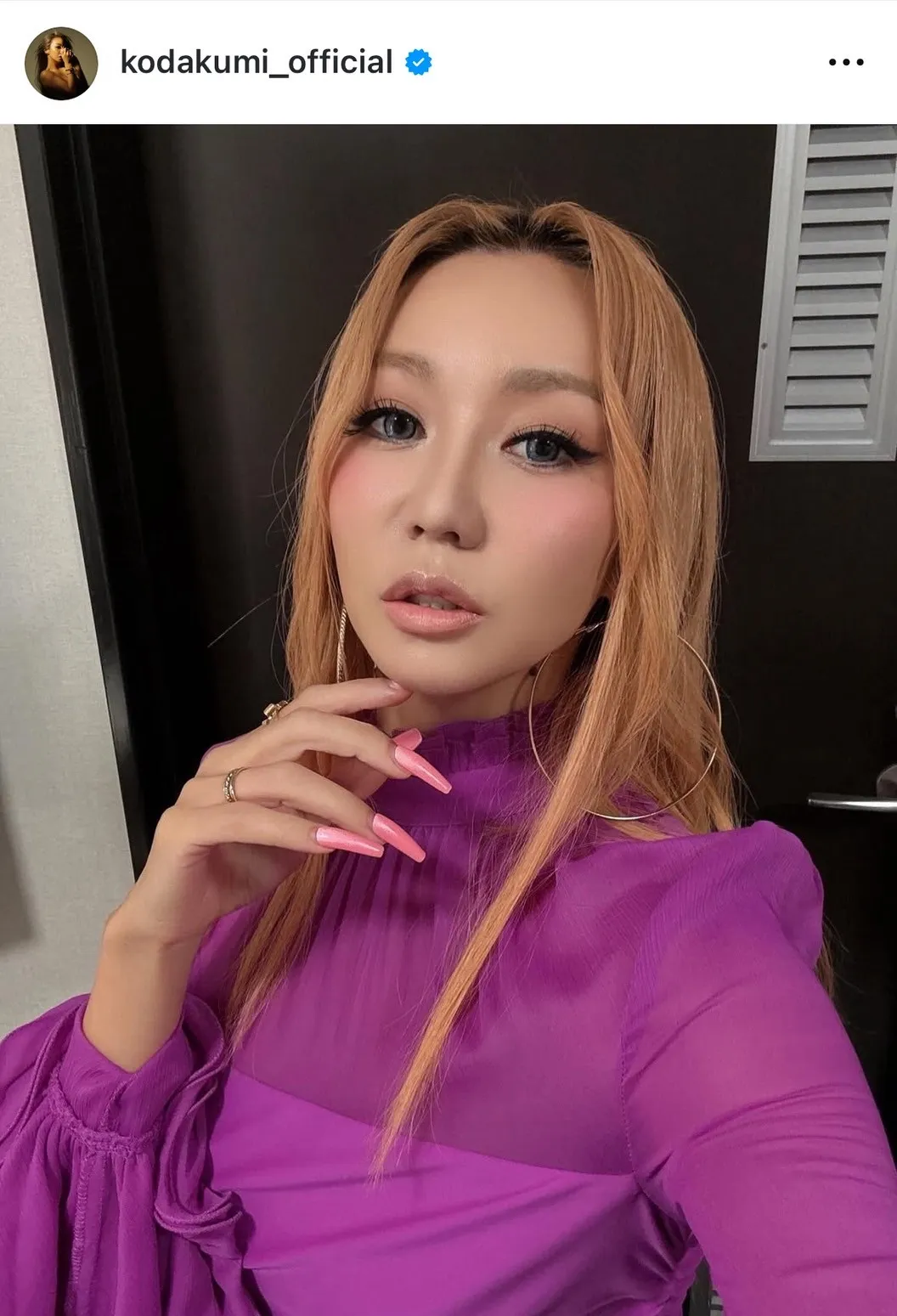倖田來未、“キッズ用Sサイズ”ミニT着こなし美くびれあらわ「スタイル良すぎます」「カッチョえぇ」