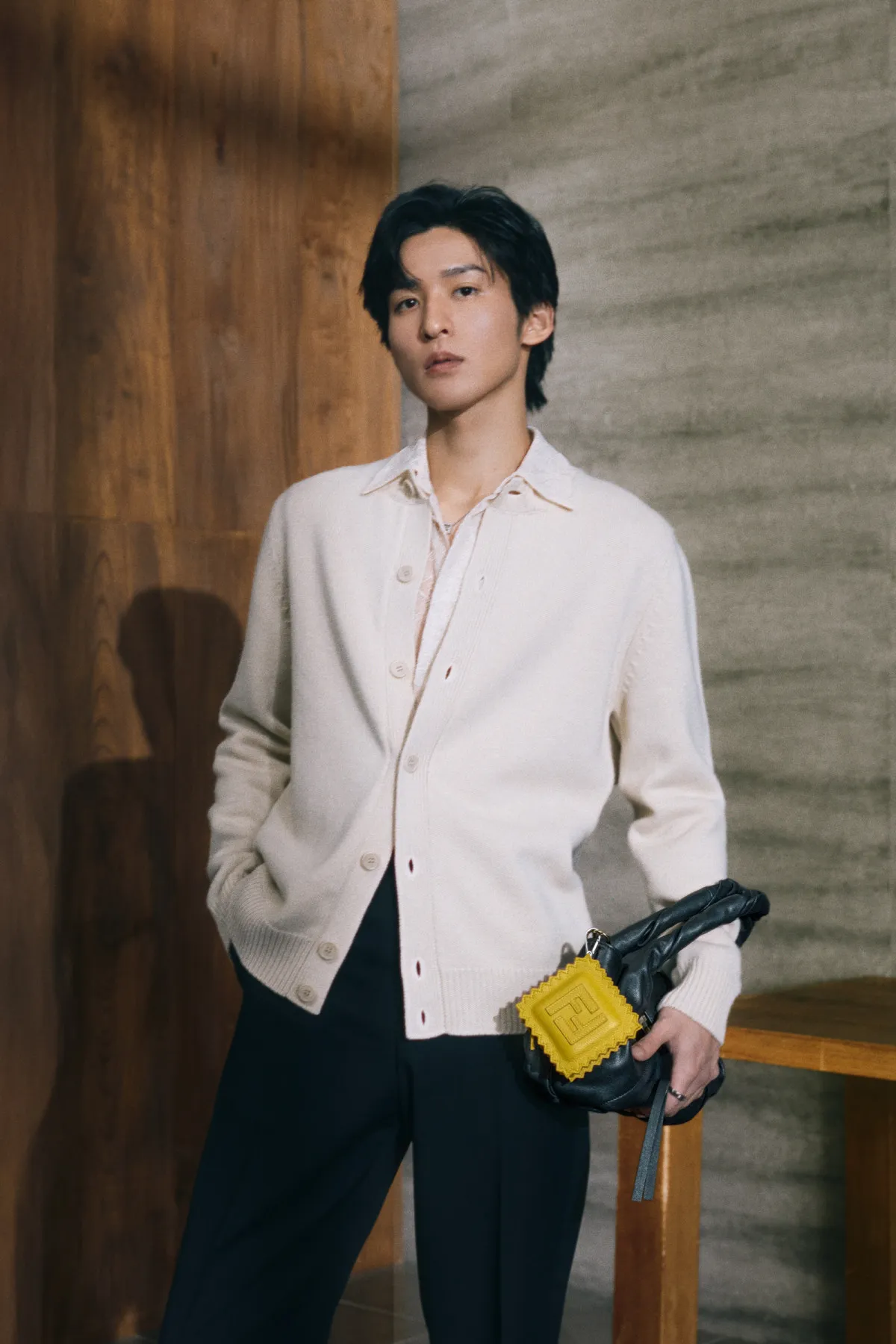 目黒蓮、伝説の“イットバッグ”と共演　フェンディ「スパイ」新作で遊び心ある着こなし