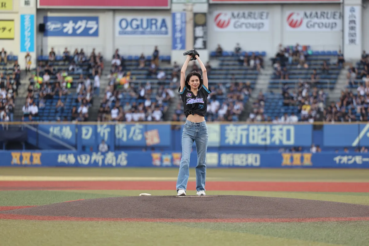 佐藤晴美、“へそチラ”コーデで2年連続セレモニアルピッチ「去年に比べてリラックスして投げることができました」