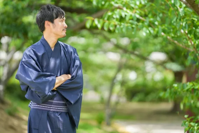 「浴衣って意外とアリかも？」「思ったより簡単だった」ラクにキマるメンズ浴衣おすすめ5選【白・濃紺の定番柄も】