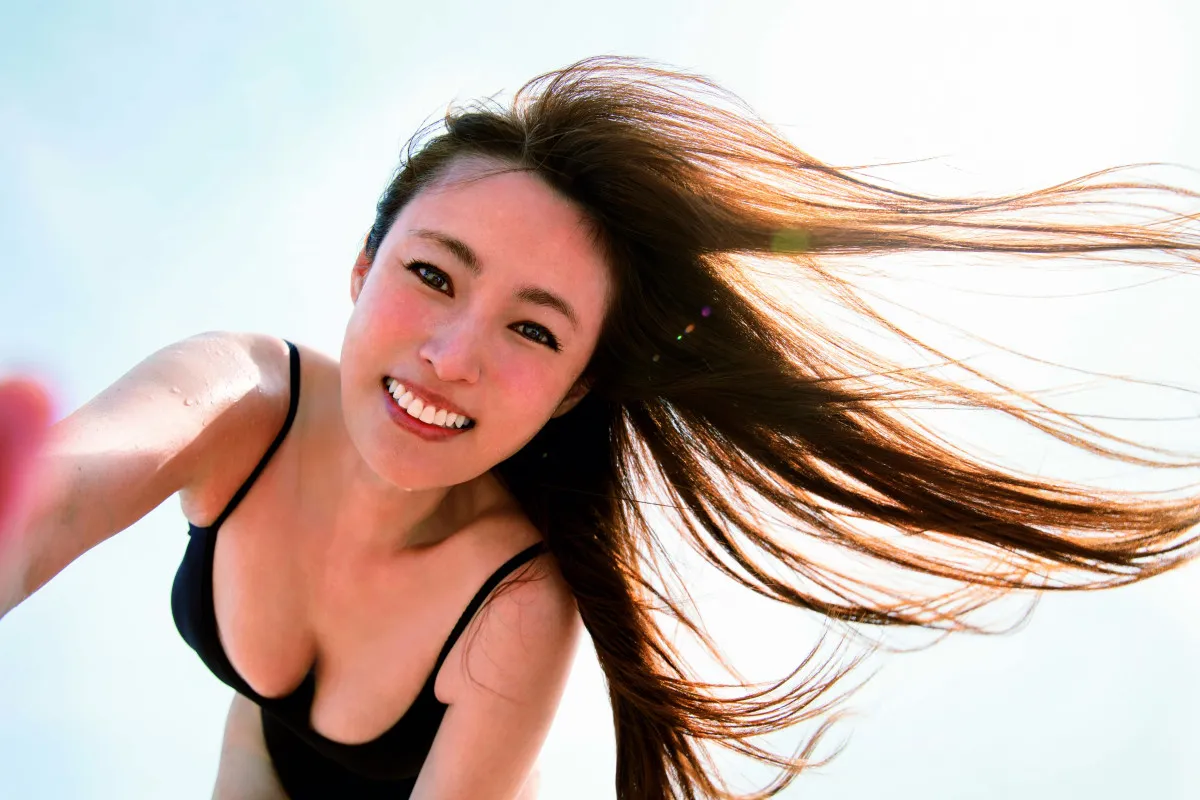 42歳・深田恭子、美しく優しいほほえみ　22作目写真集の表紙解禁「アクティブな私を感じてもらえる写真にも注目」