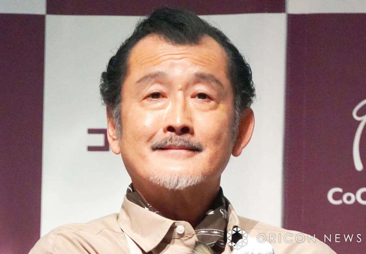 吉田鋼太郎、“妻”浅田美代子と寄り添いあう2ショットに反響「素敵な笑顔ですね」「本当のご夫婦みたい♪」　朝ドラ『あんぱん』オフショット