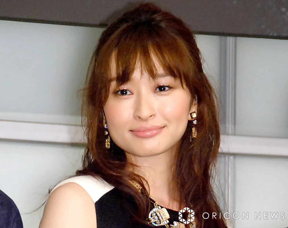島袋寛子、w-inds.のライブにサプライズ出演　“豪華”5ショットに「涙が止まりませんでした」「激エモです!!!」