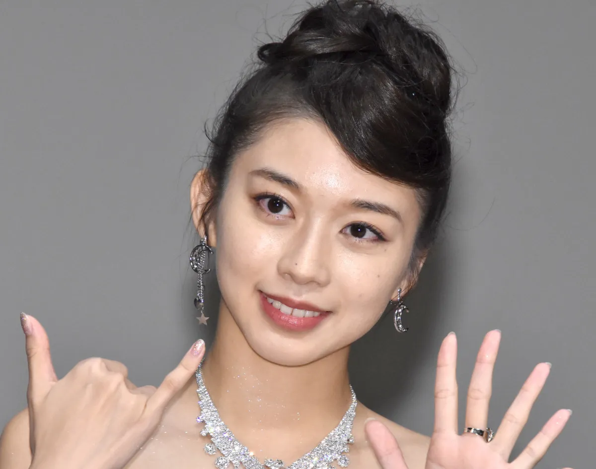 モー娘。牧野真莉愛、ユニフォームはだけて胸元あらわ…　刺激強めのカットに反響「目のやり場に困ります」