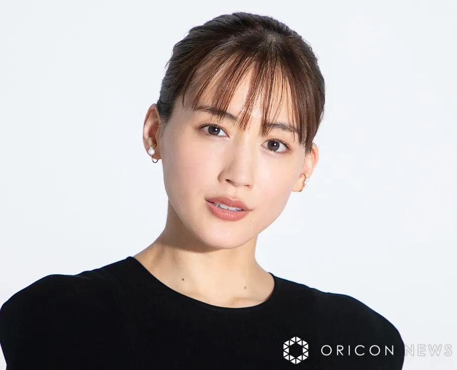 綾瀬はるか、“イメージ激変”姿に「ファンキー！」「誰のインスタか一瞬確認しちゃったよ（笑）」