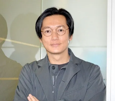 井浦新“激変姿”にネット衝撃「嘘でしょ!?」「まるで本物のホームレス…」
